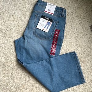 NWT Nine West Chrystie Capri Jeans. Size 14. Light Blue Wash. Soft & Stretchy.